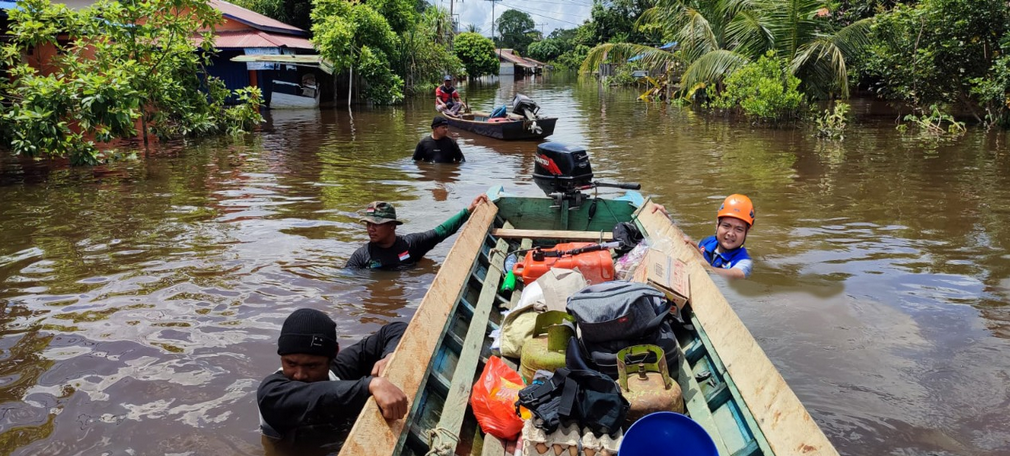 Terjang Banjir, Sedekah Kreatif Antarkan Bantuan Untuk Warga Terisolir Akibat Banjir Di Sintang