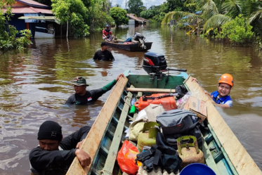 Terjang Banjir, Sedekah Kreatif Antarkan Bantuan Untuk Warga Terisolir Akibat Banjir Di Sintang